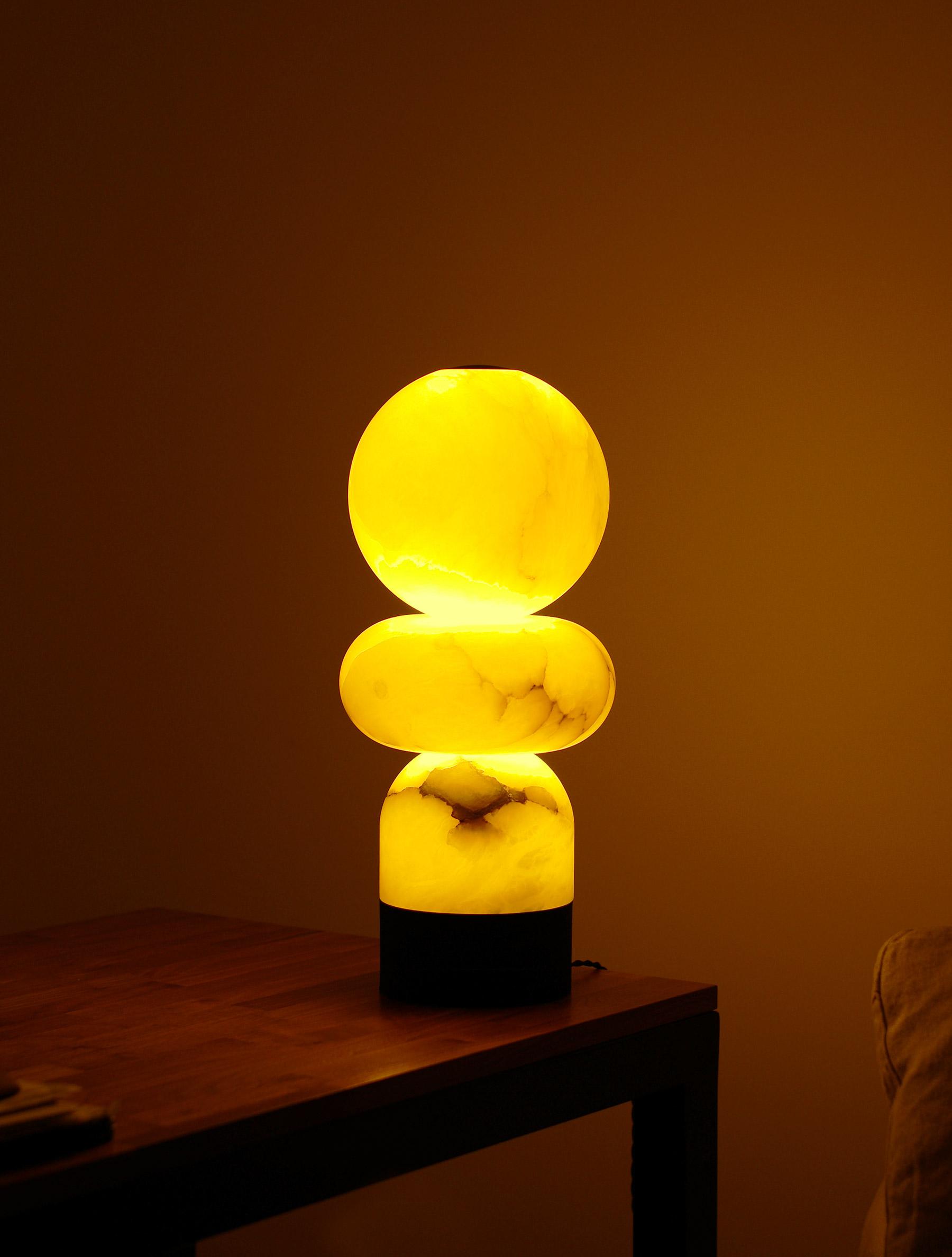 ALABASTER TOTEM 3 TABLE LAMP par Allied Maker