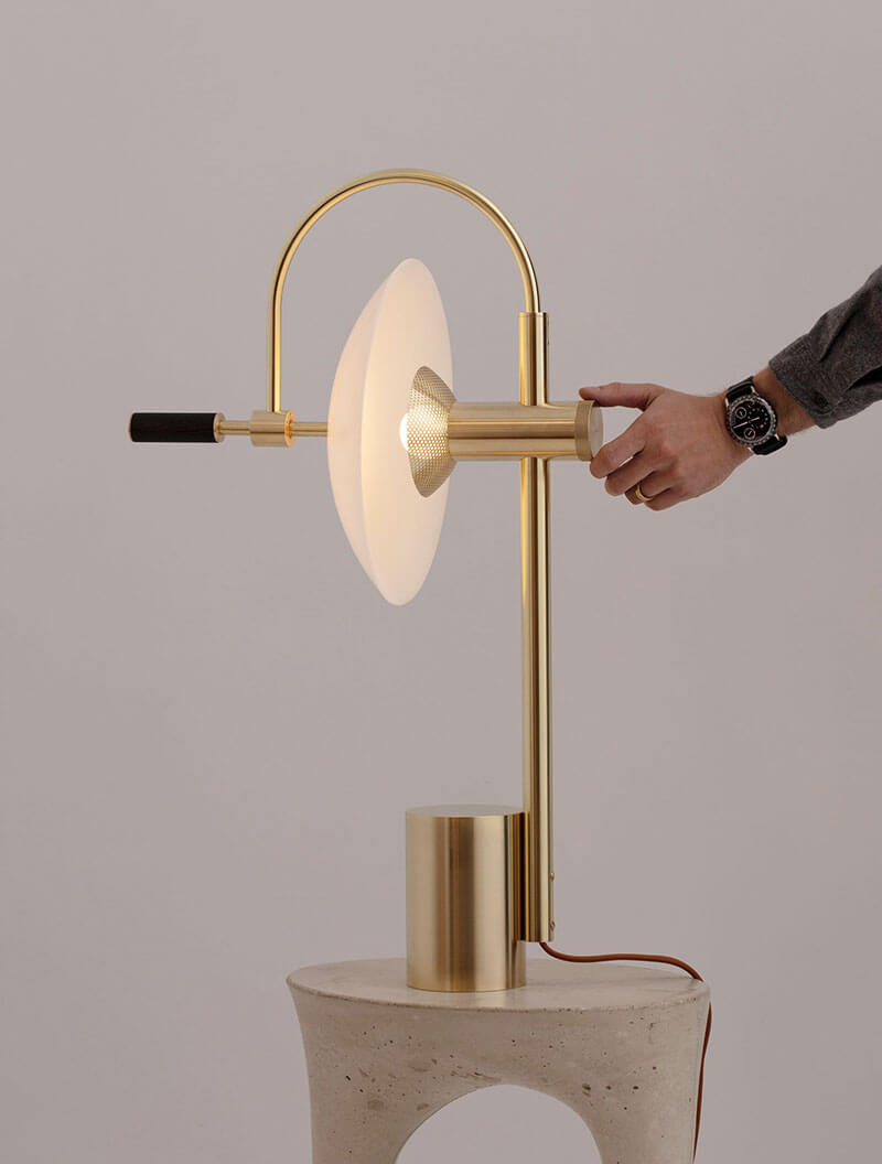 APERTURE TABLE LAMP par Allied Maker