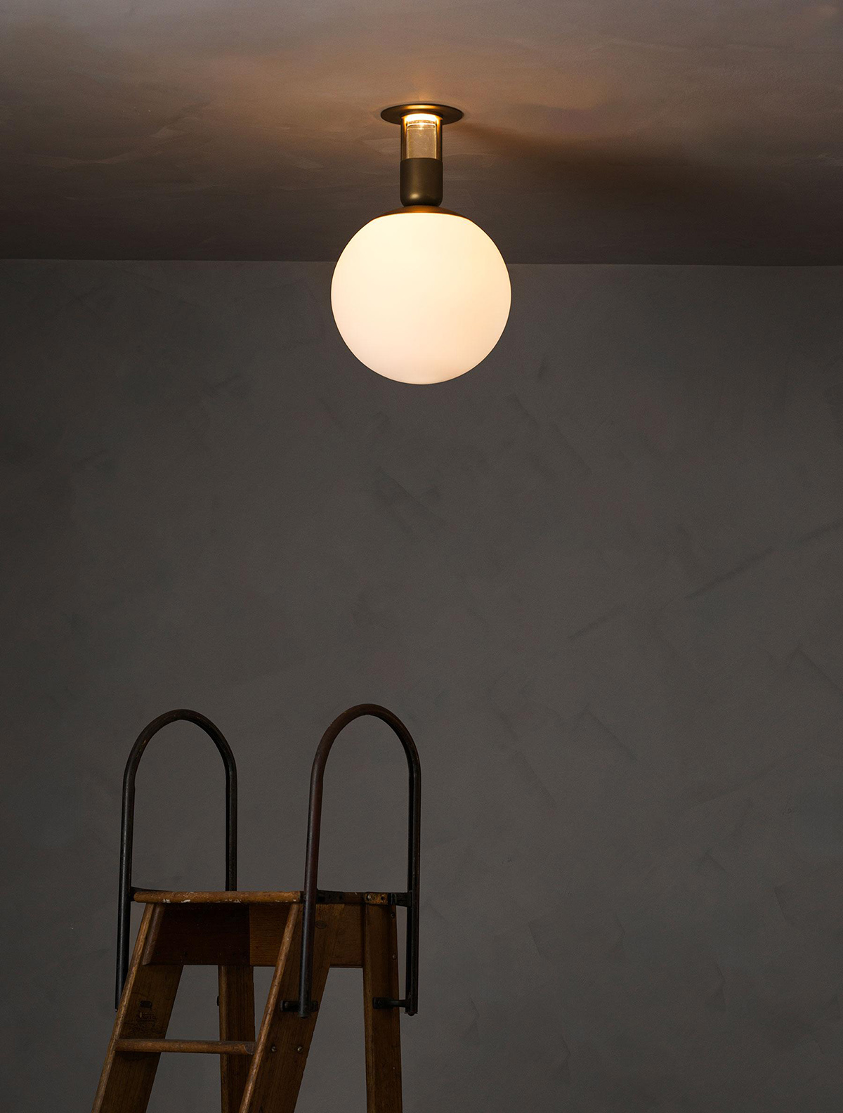 ARIA 12 FLUSH GLOBE par Allied Maker
