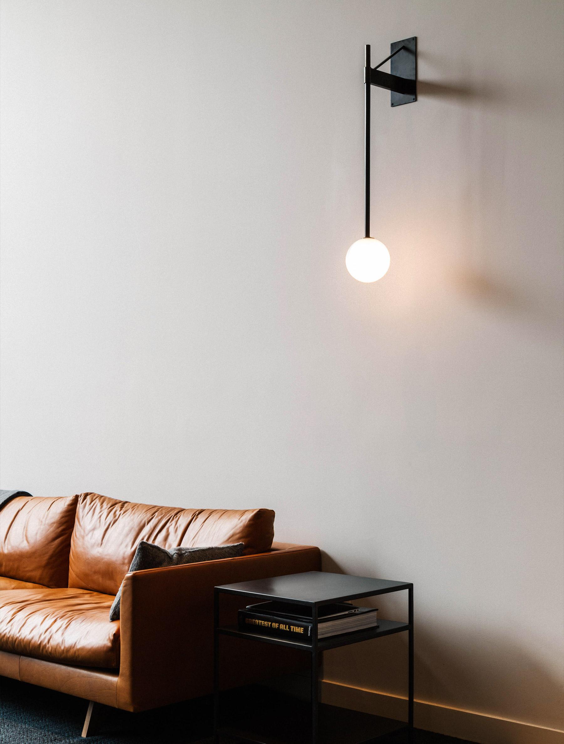 BASTION WALL LAMP par Allied Maker