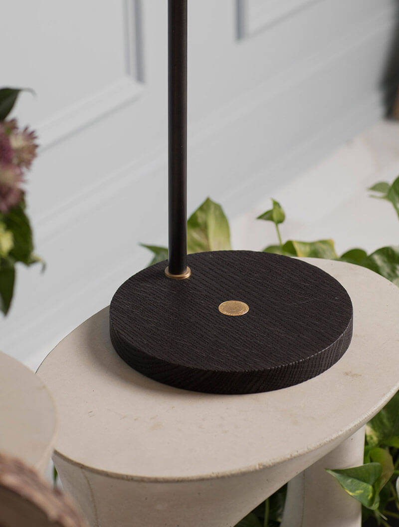 CREST TABLE LAMP par Allied Maker