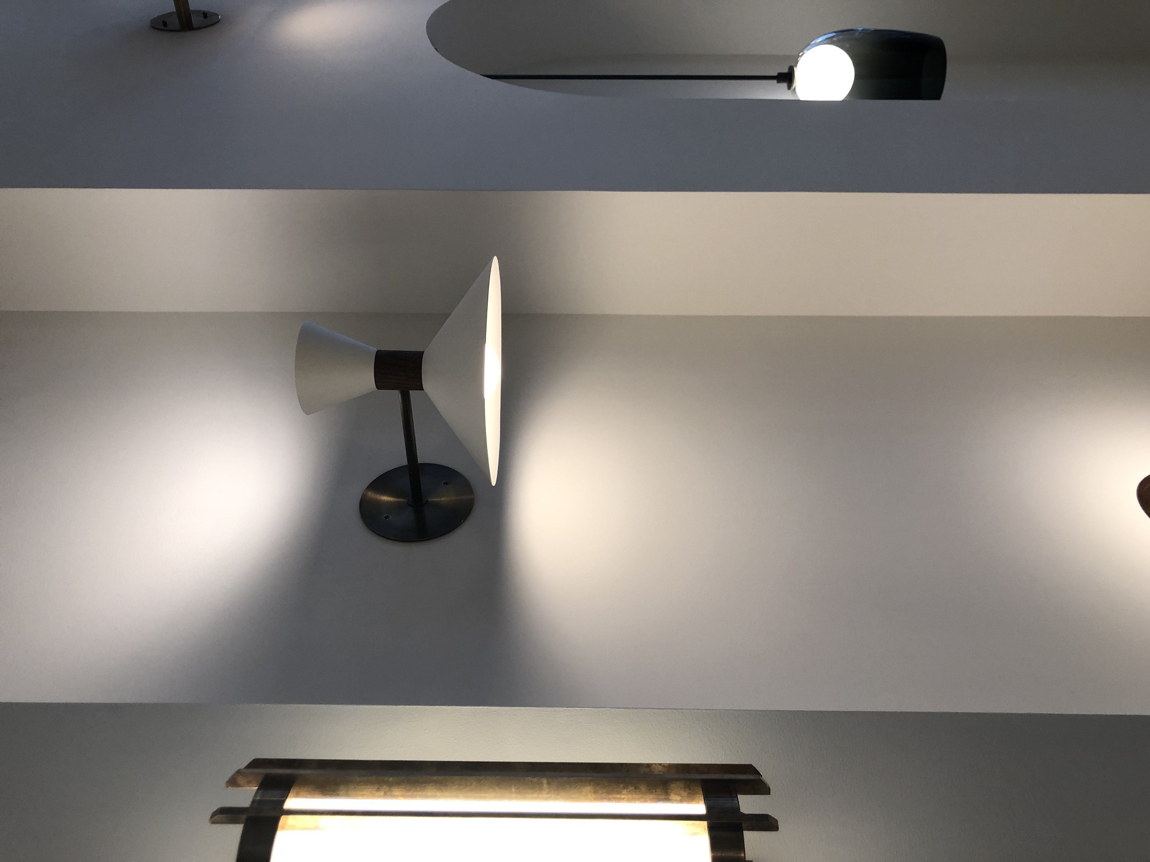 DUAL CONE SCONCE par Allied Maker