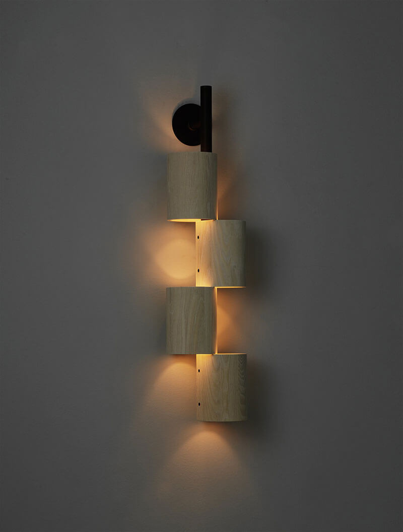 WOOD TOTEM SCONCE par Allied Maker