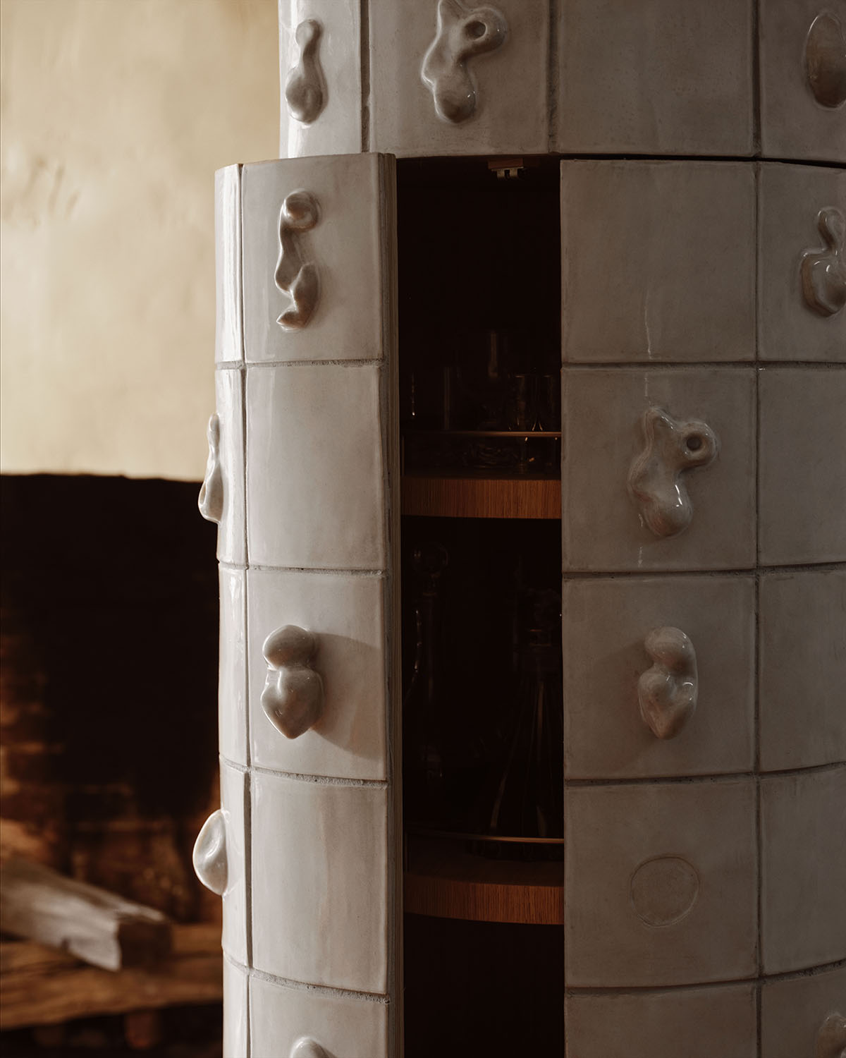 CERAMIC BAR CABINET par Anna Karlin