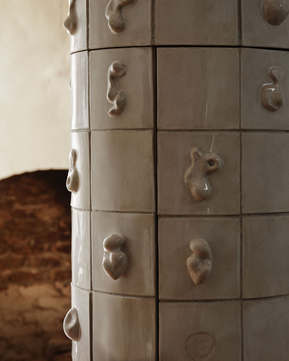 CERAMIC BAR CABINET par Anna Karlin