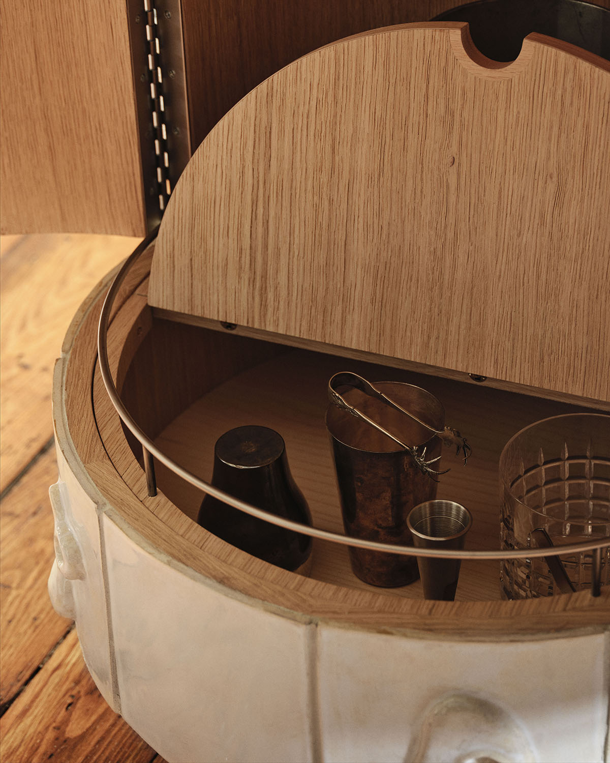 CERAMIC BAR CABINET par Anna Karlin