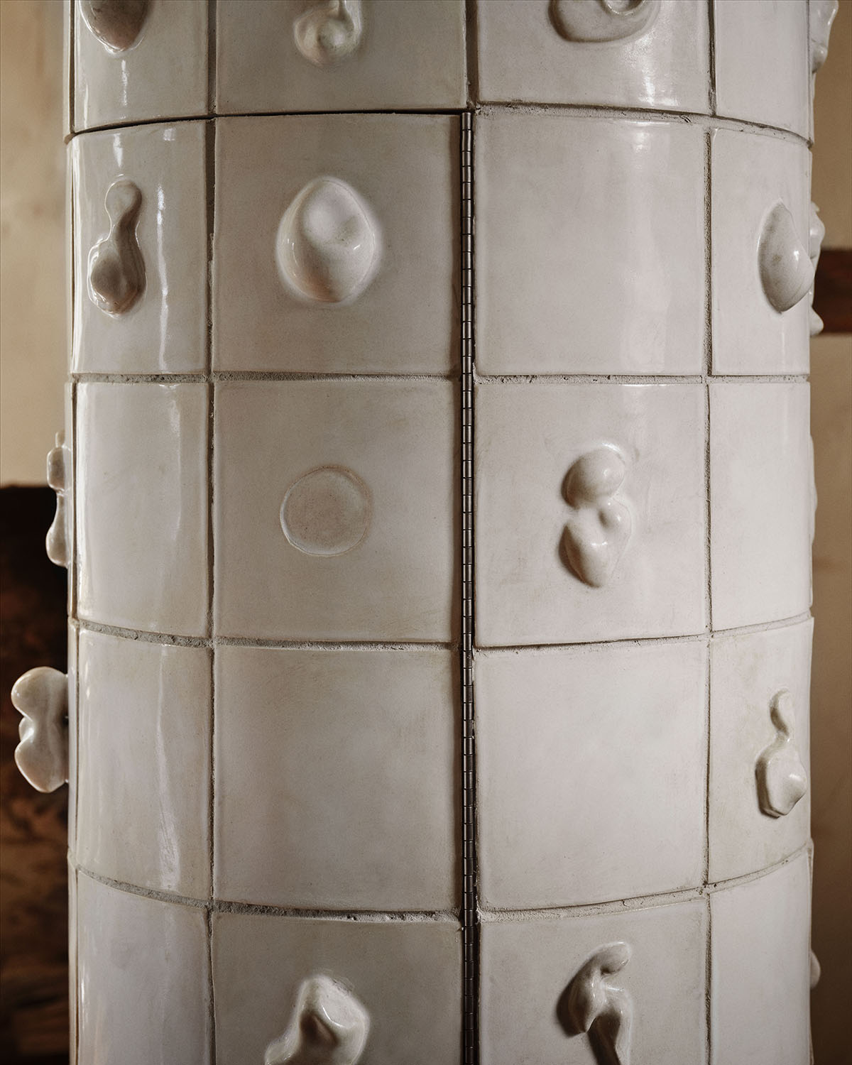 CERAMIC BAR CABINET par Anna Karlin