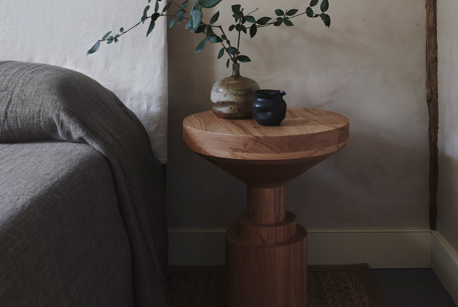 BEDSIDE CHESS TABLE par Anna Karlin
