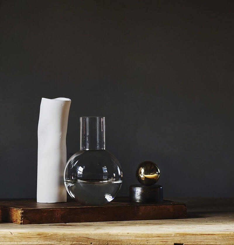 BRASS BALL DECANTER par Anna Karlin