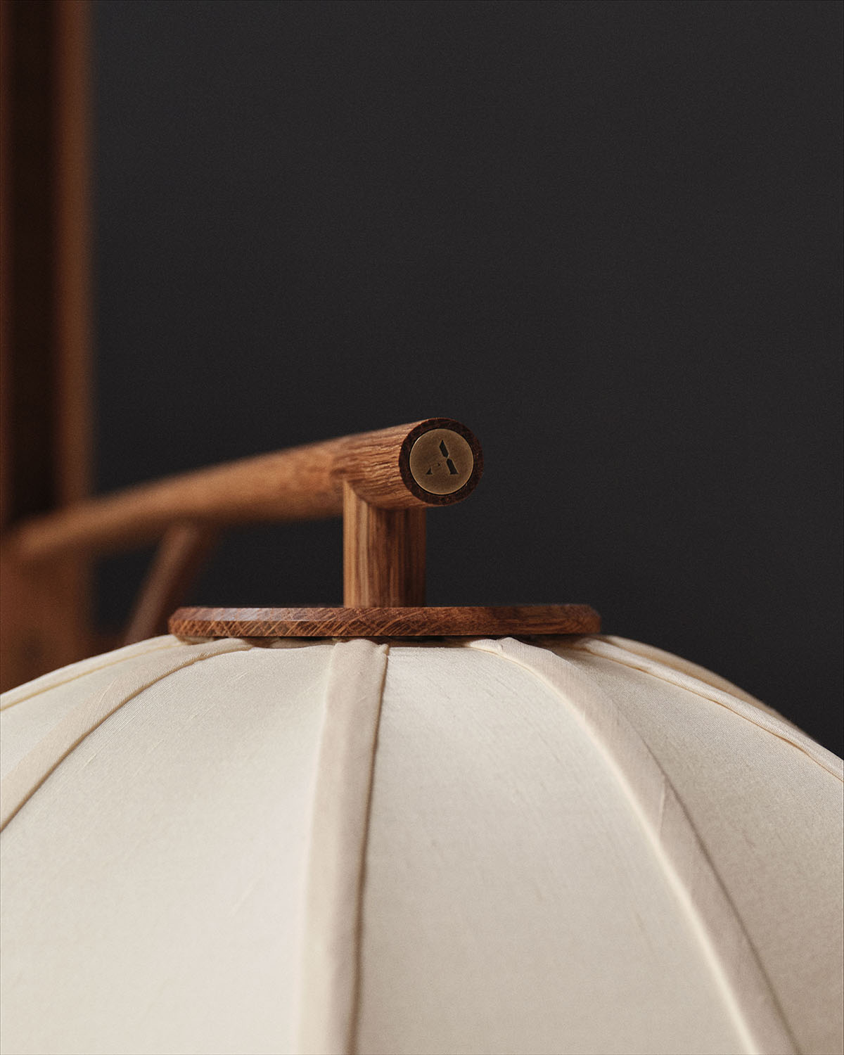 MULBERRY GLOBE FLOOR-TO-CEILING LAMP par Anna Karlin