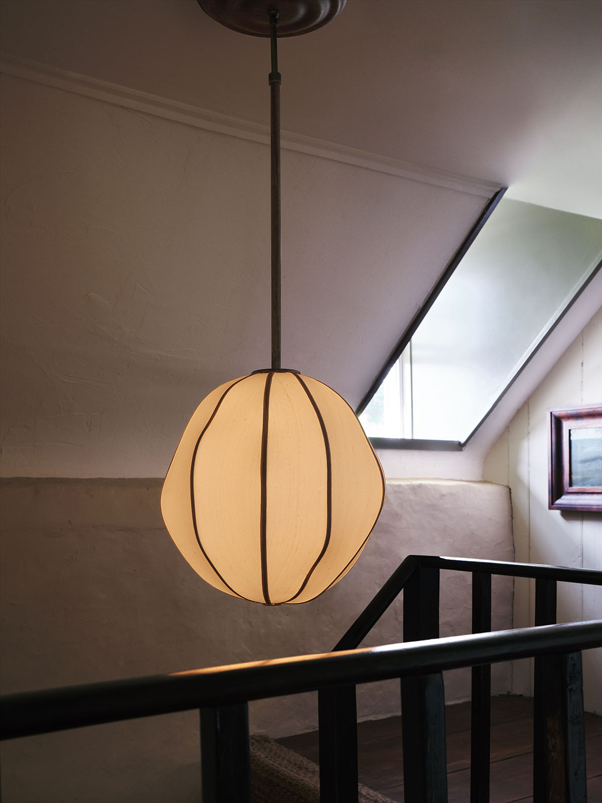 MULBERRY GLOBE PENDANT par Anna Karlin