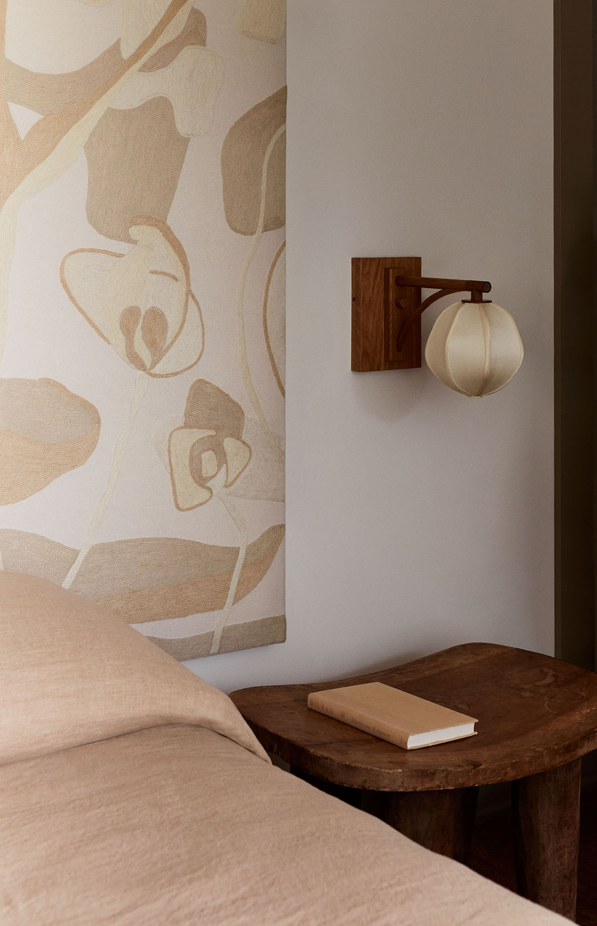 MULBERRY GLOBE SCONCE - SMALL par Anna Karlin