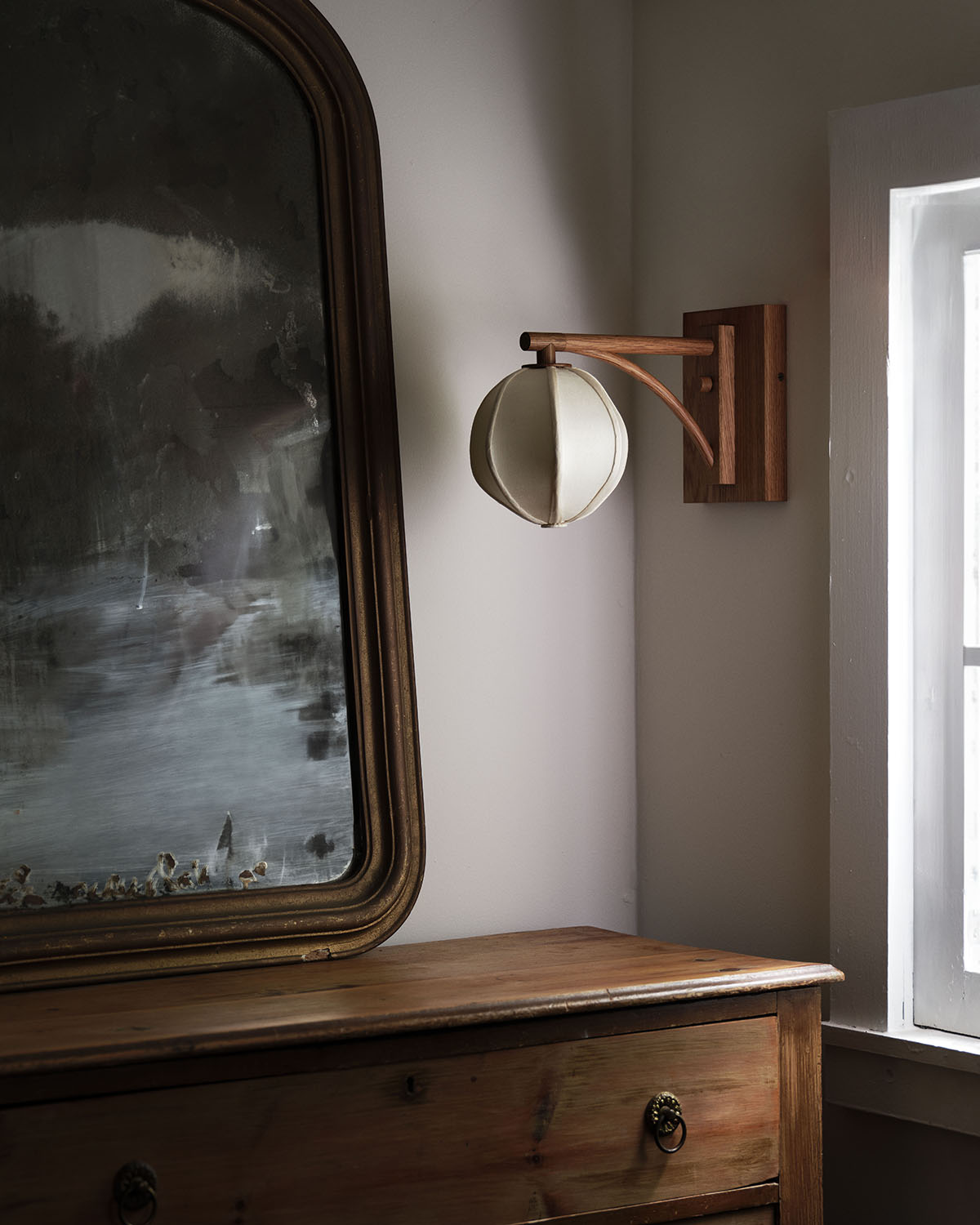 MULBERRY GLOBE SCONCE - SMALL par Anna Karlin