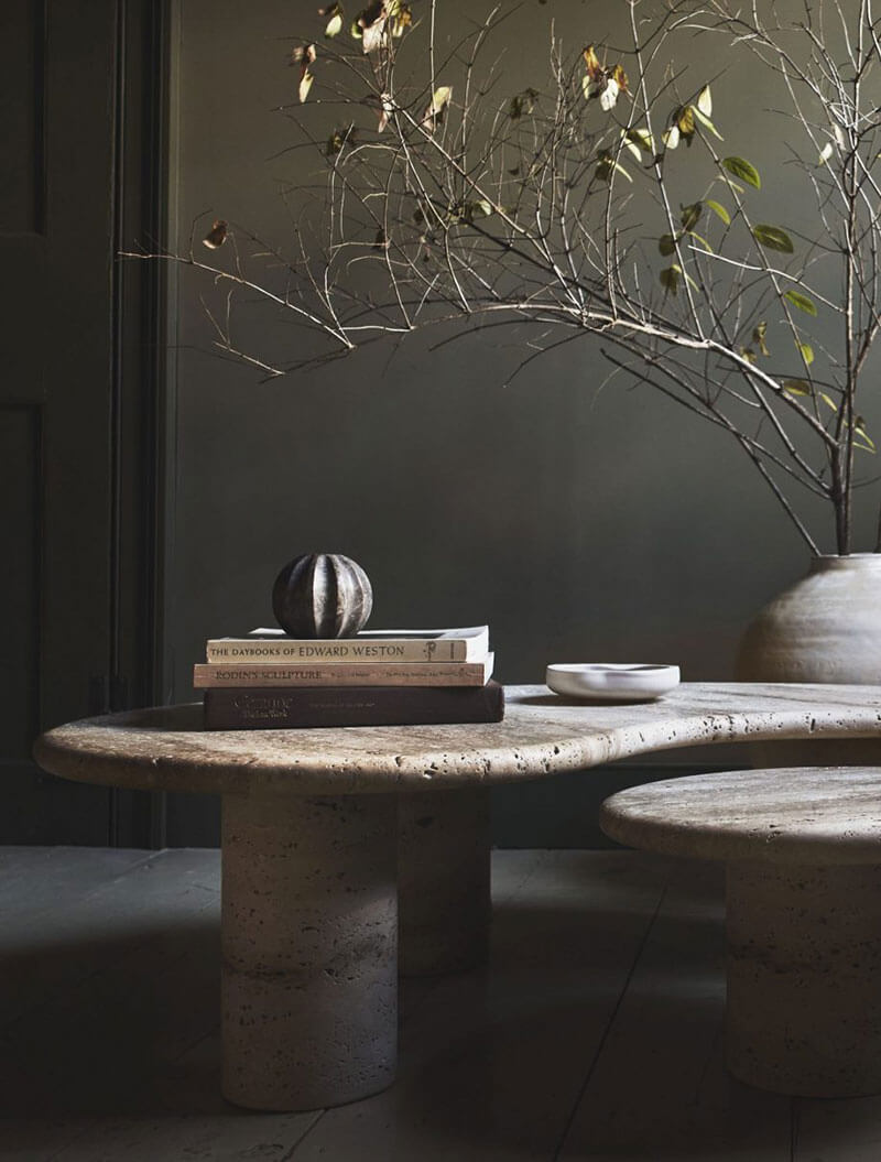 PUDDLE - TRAVERTINE par Anna Karlin