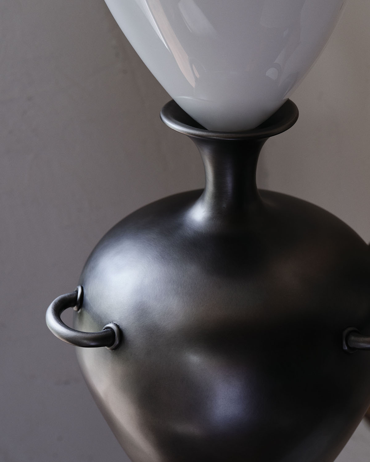 URN SCONCE par Anna Karlin