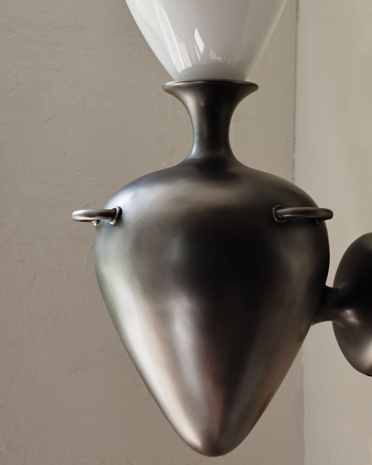 URN SCONCE par Anna Karlin