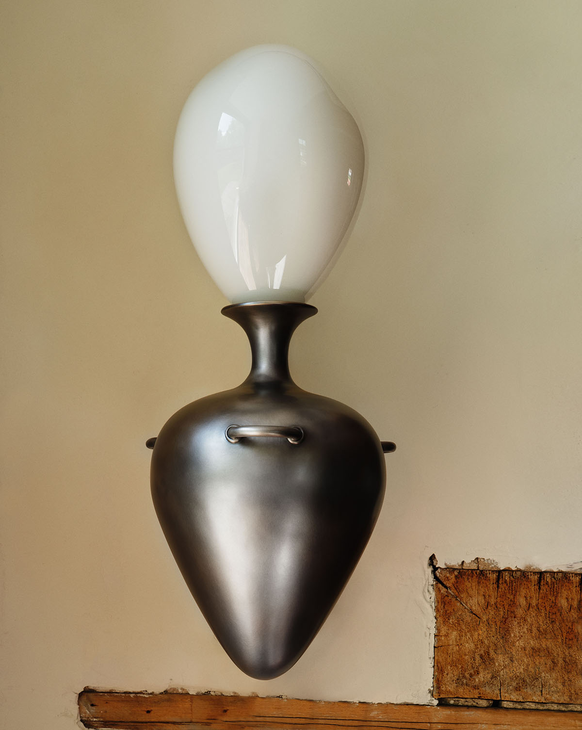 URN SCONCE par Anna Karlin