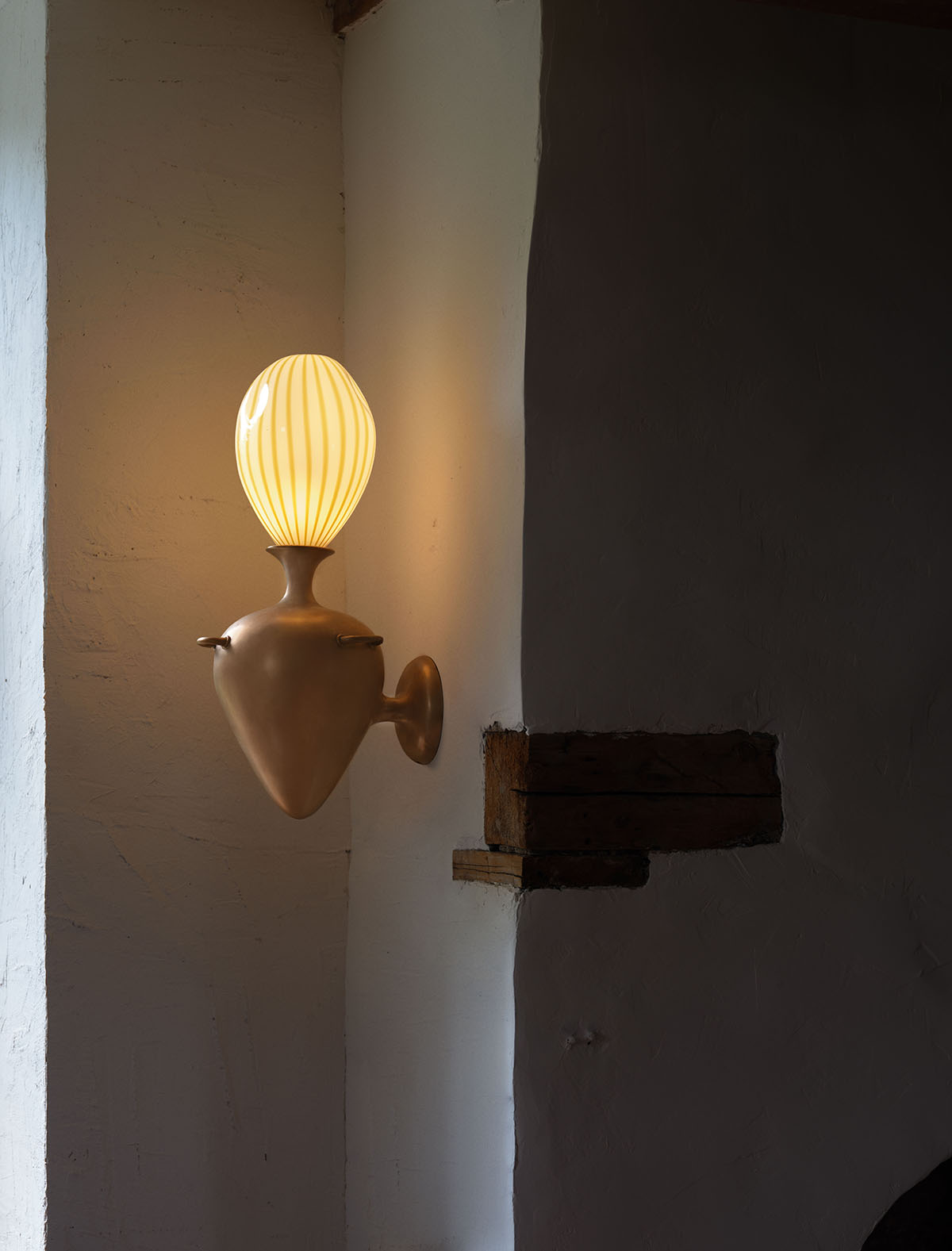 URN SCONCE par Anna Karlin
