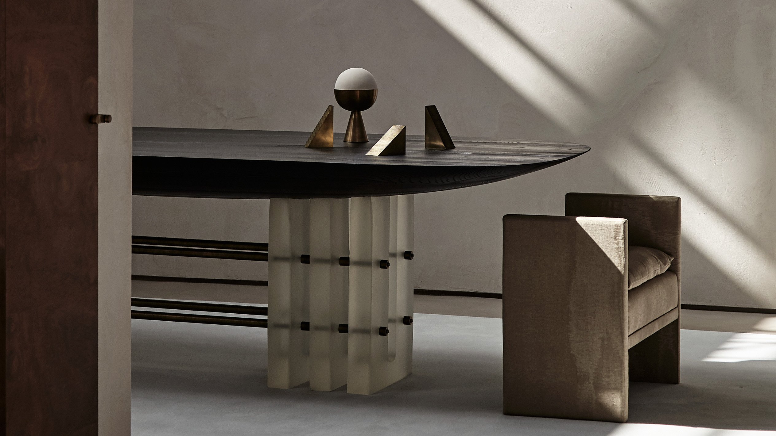 SEGMENT : DINING TABLE par Apparatus
