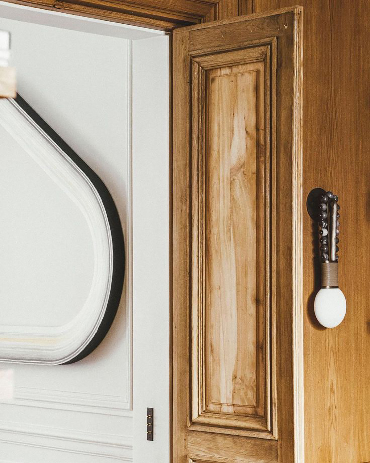TALISMAN LOOP SCONCE par Apparatus