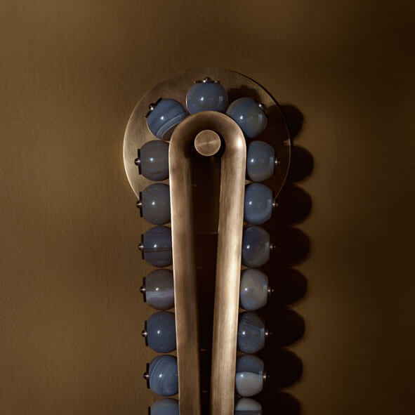 TALISMAN LOOP SCONCE par Apparatus