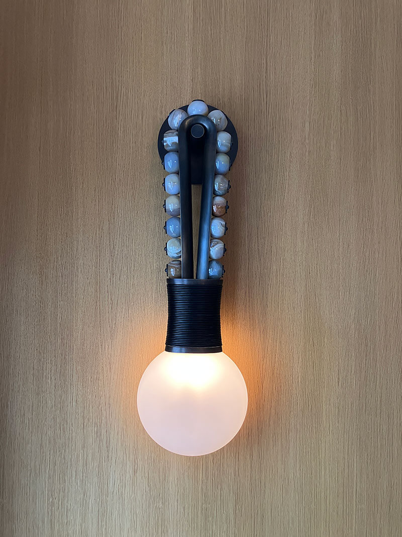 TALISMAN LOOP SCONCE par Apparatus