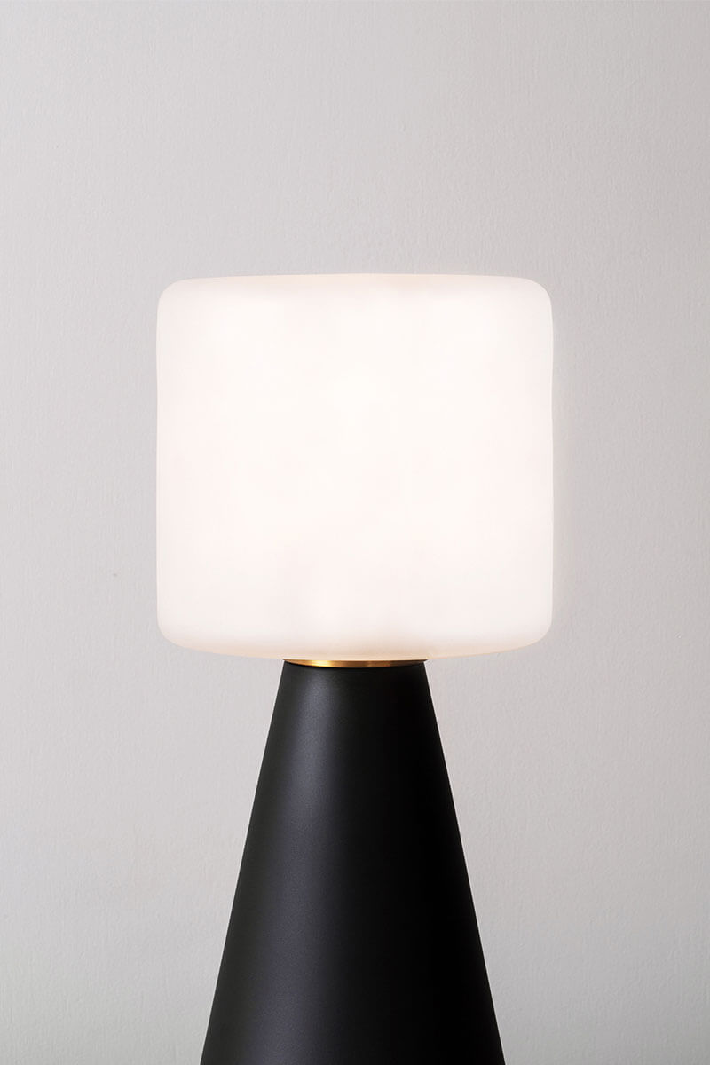 CHAMPION TABLE LAMP par Atelier de Troupe
