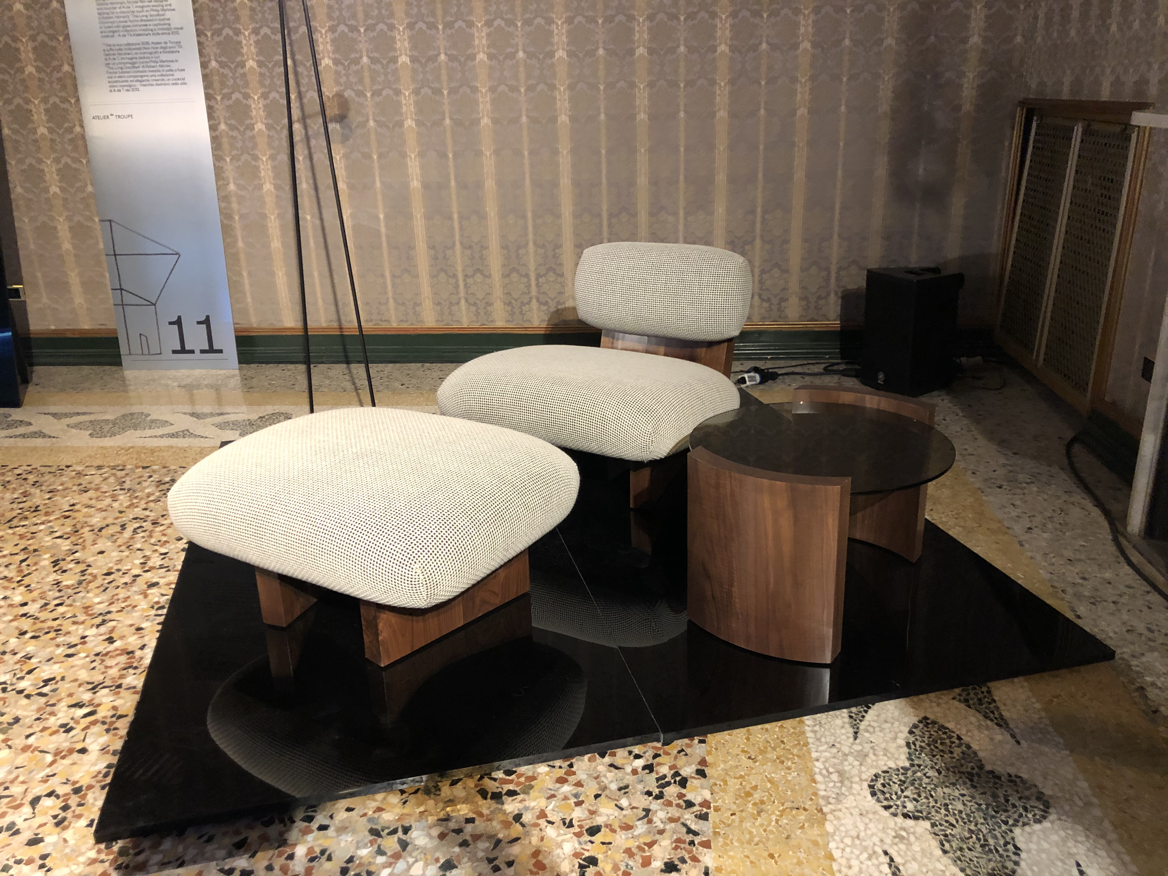 JIA CHAIR AND OTTOMAN par Atelier de Troupe