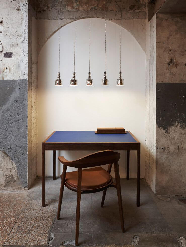 LEATHER DESK par BassamFellows