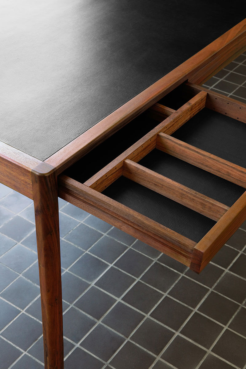 LEATHER DESK par BassamFellows