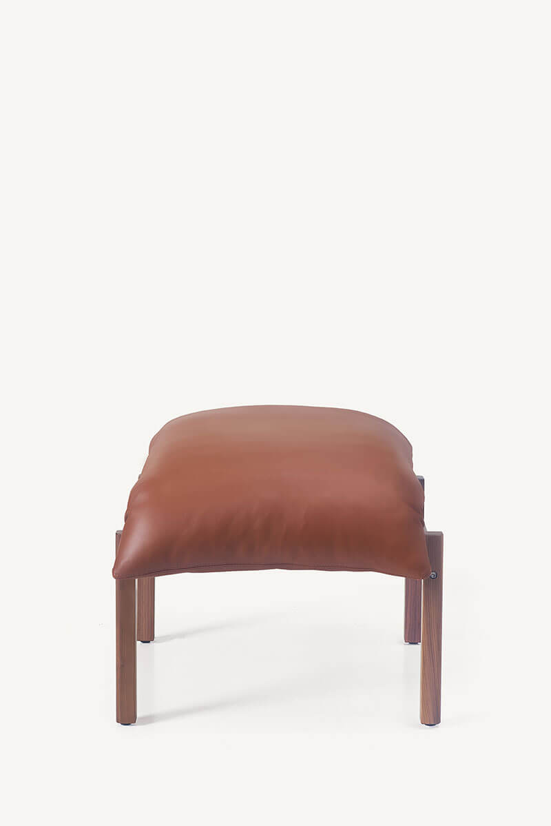SLING CLUB CHAIR AND OTTOMAN par BassamFellows