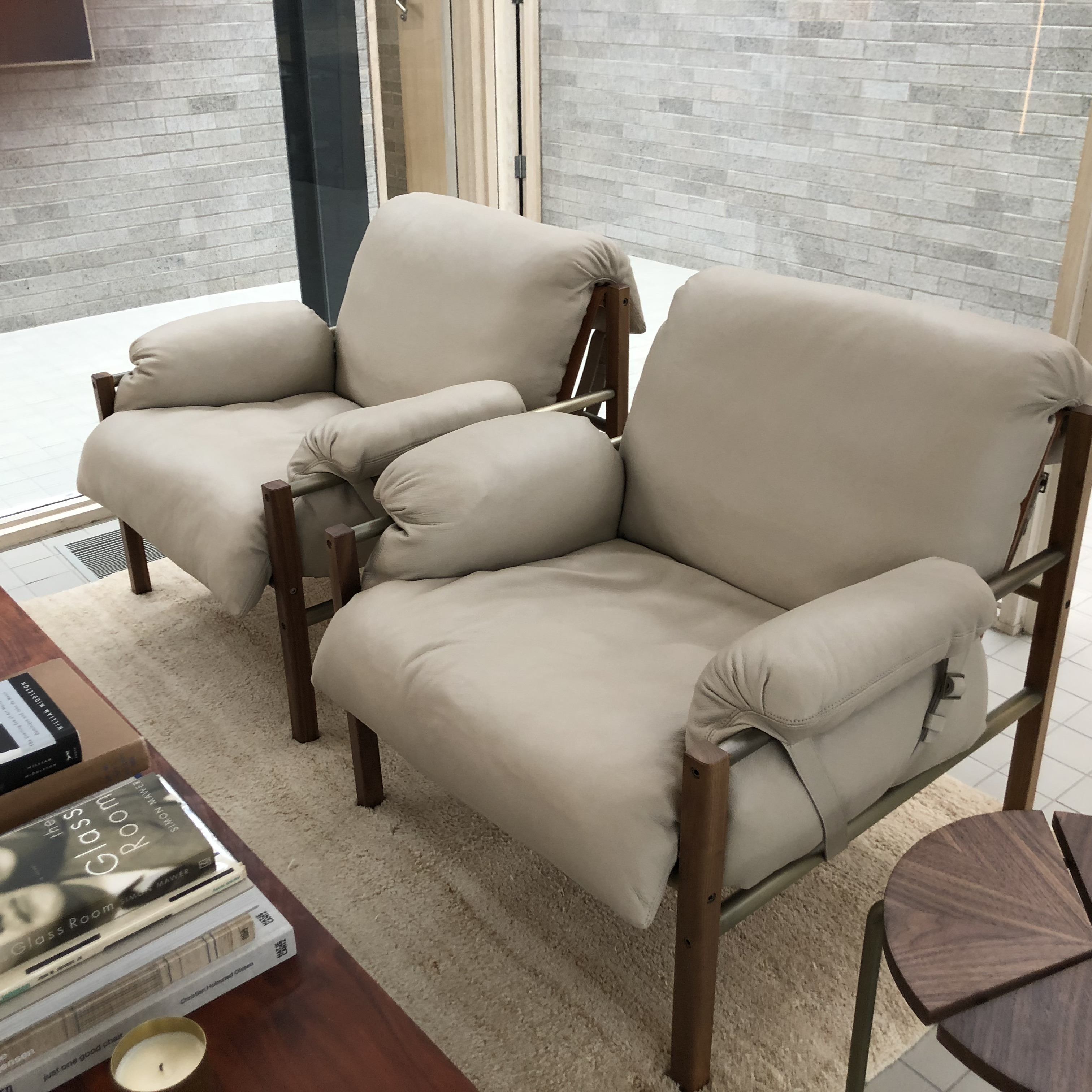 SLING CLUB CHAIR AND OTTOMAN par BassamFellows