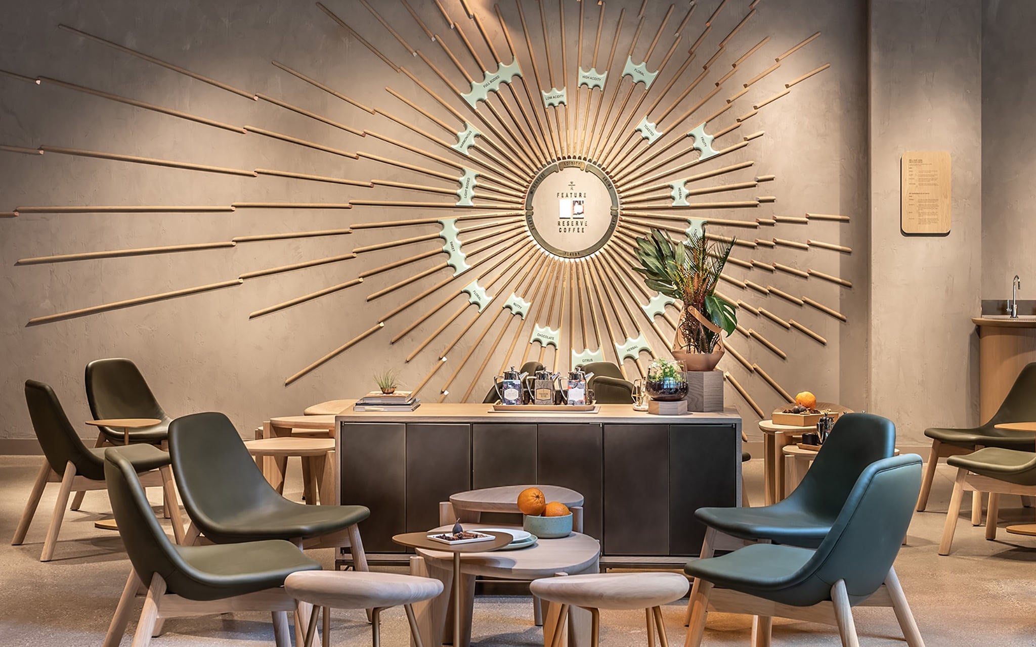 SLINK LOUNGE CHAIR par BassamFellows