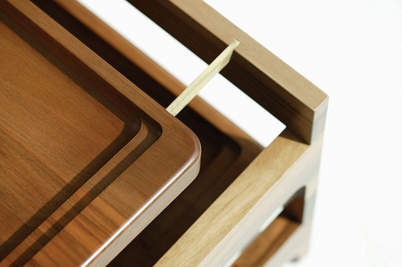 TRAY RACK SIDE TABLE par BassamFellows