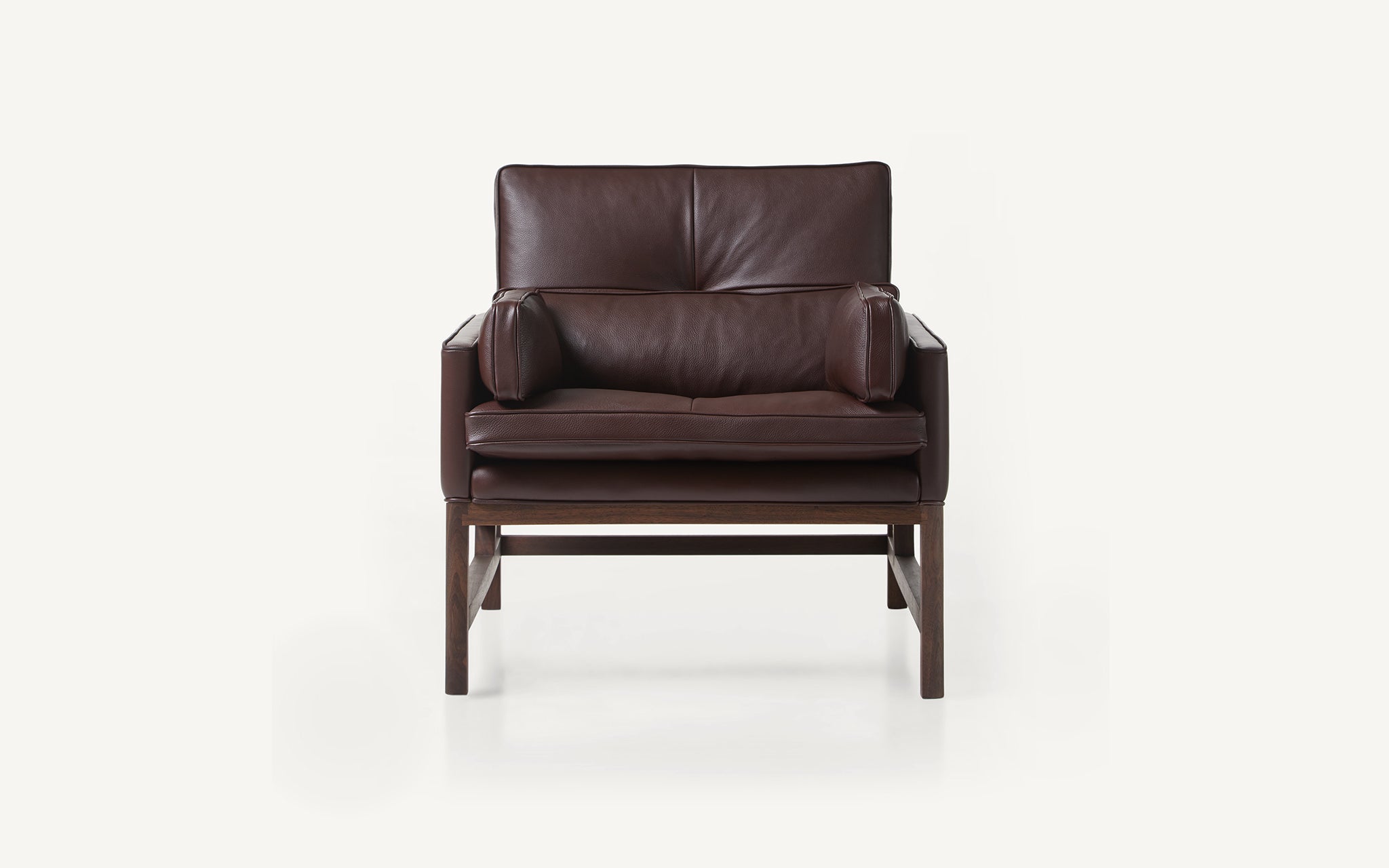 WOOD FRAME LOUNGE CHAIRS par BassamFellows