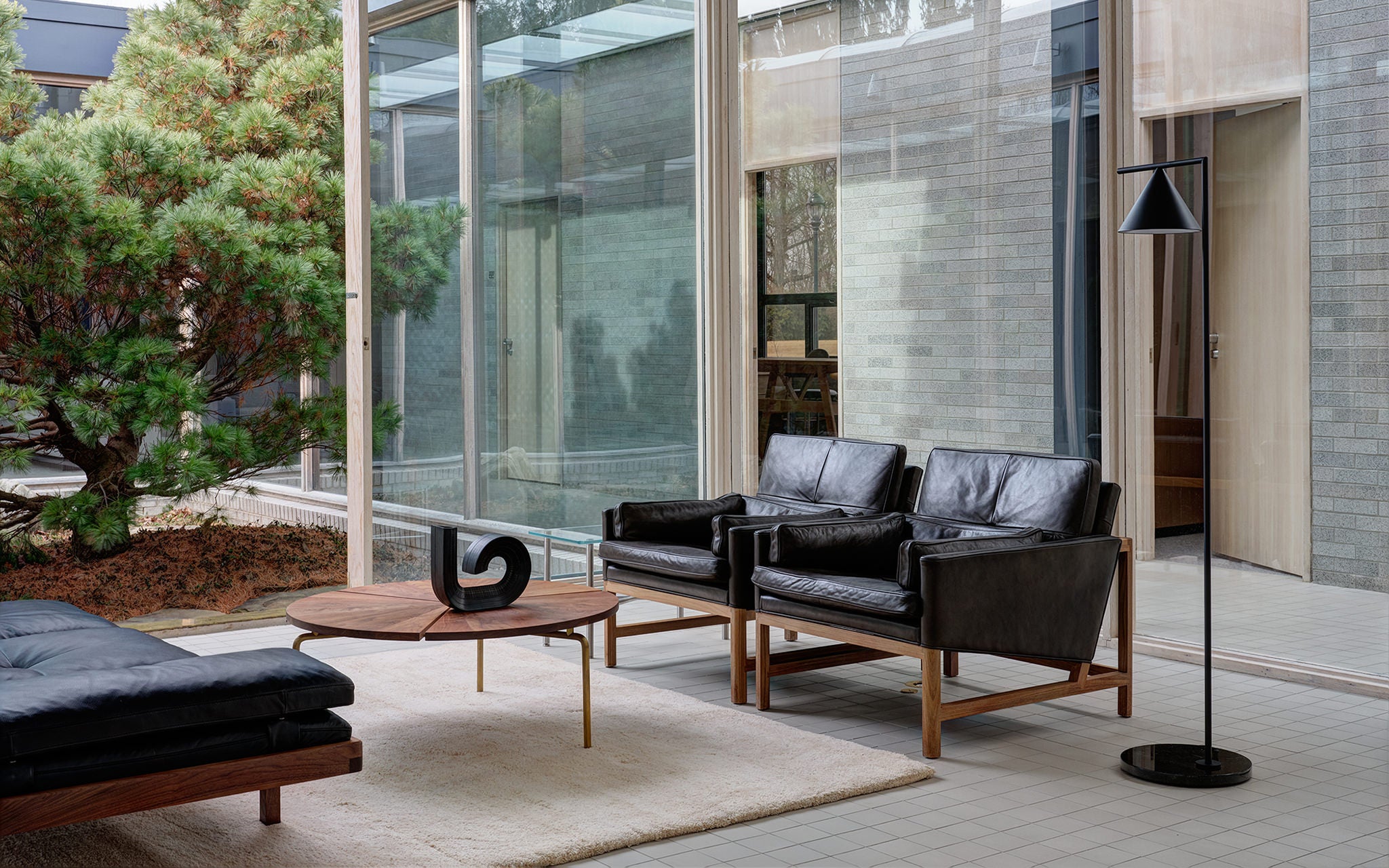 WOOD FRAME LOUNGE CHAIRS par BassamFellows
