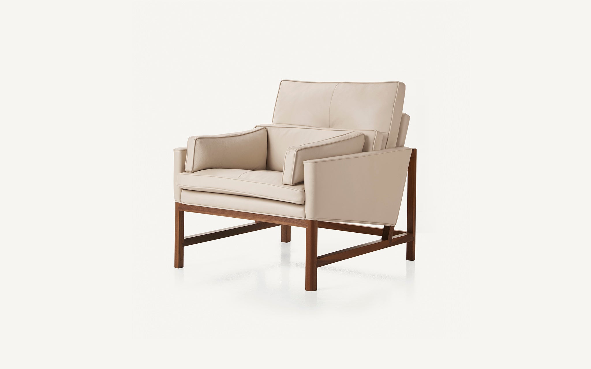 WOOD FRAME LOUNGE CHAIRS par BassamFellows