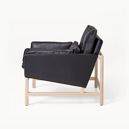WOOD FRAME LOUNGE CHAIRS par BassamFellows