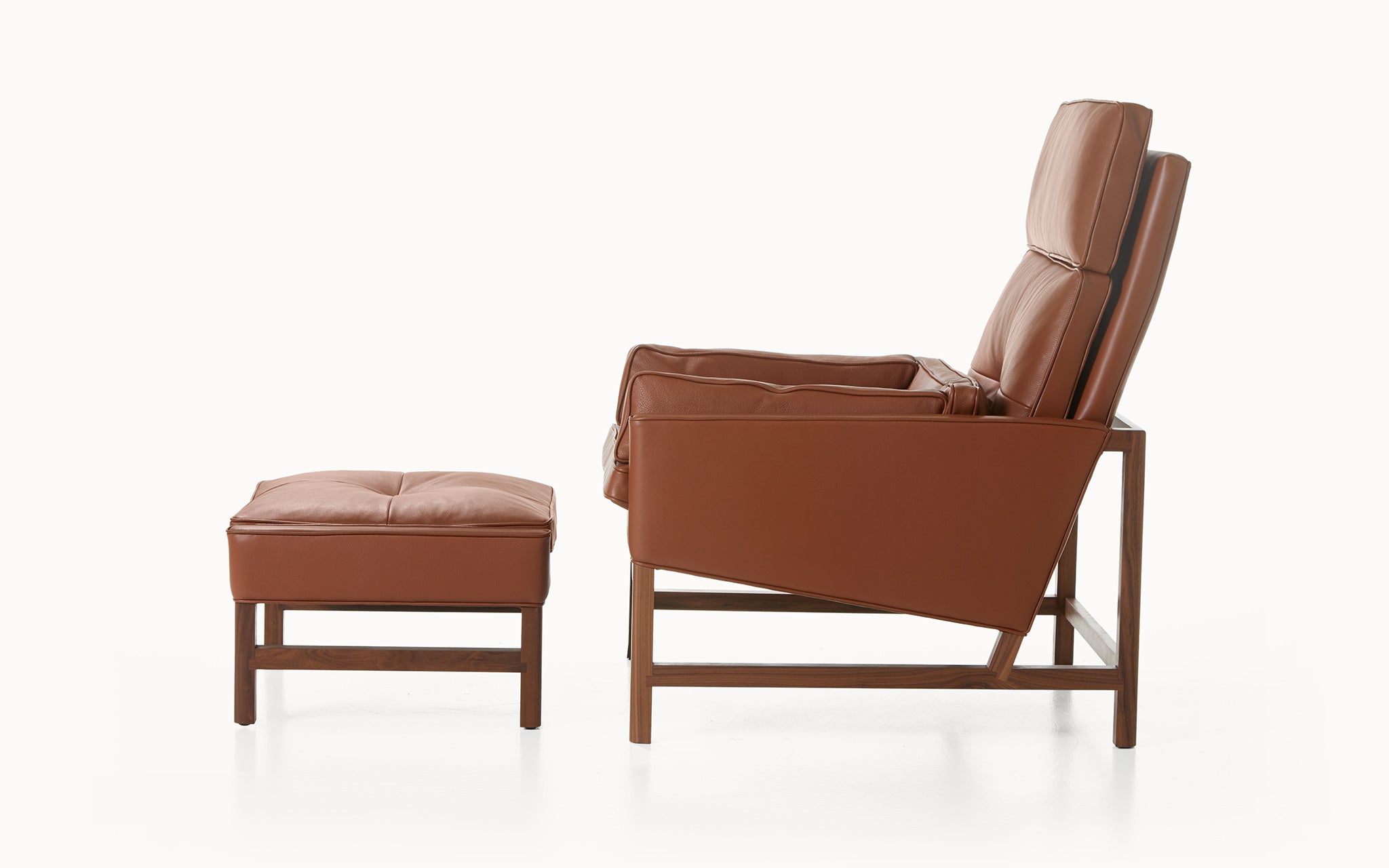 WOOD FRAME LOUNGE CHAIRS par BassamFellows