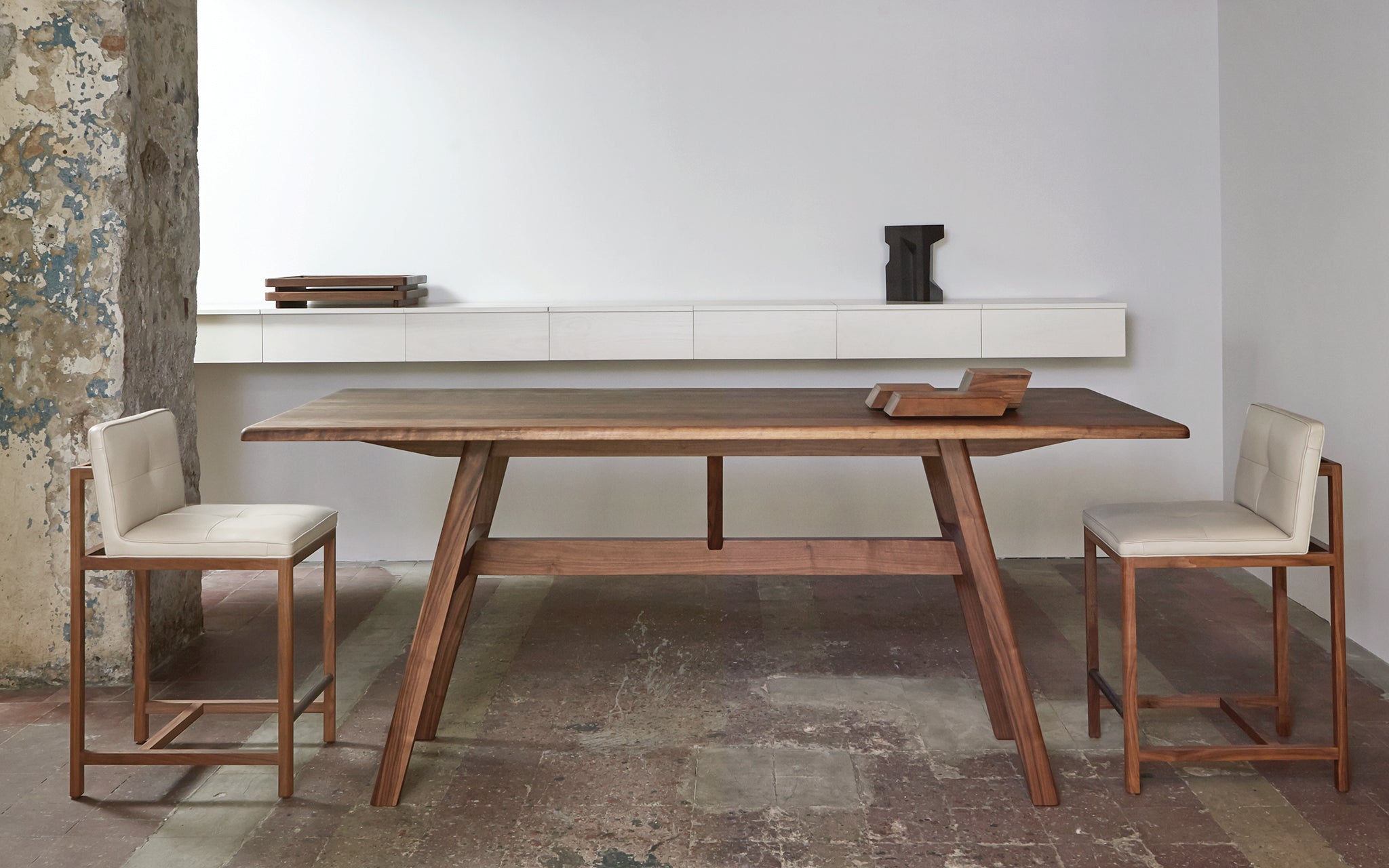 WOOD FRAME STOOLS par BassamFellows