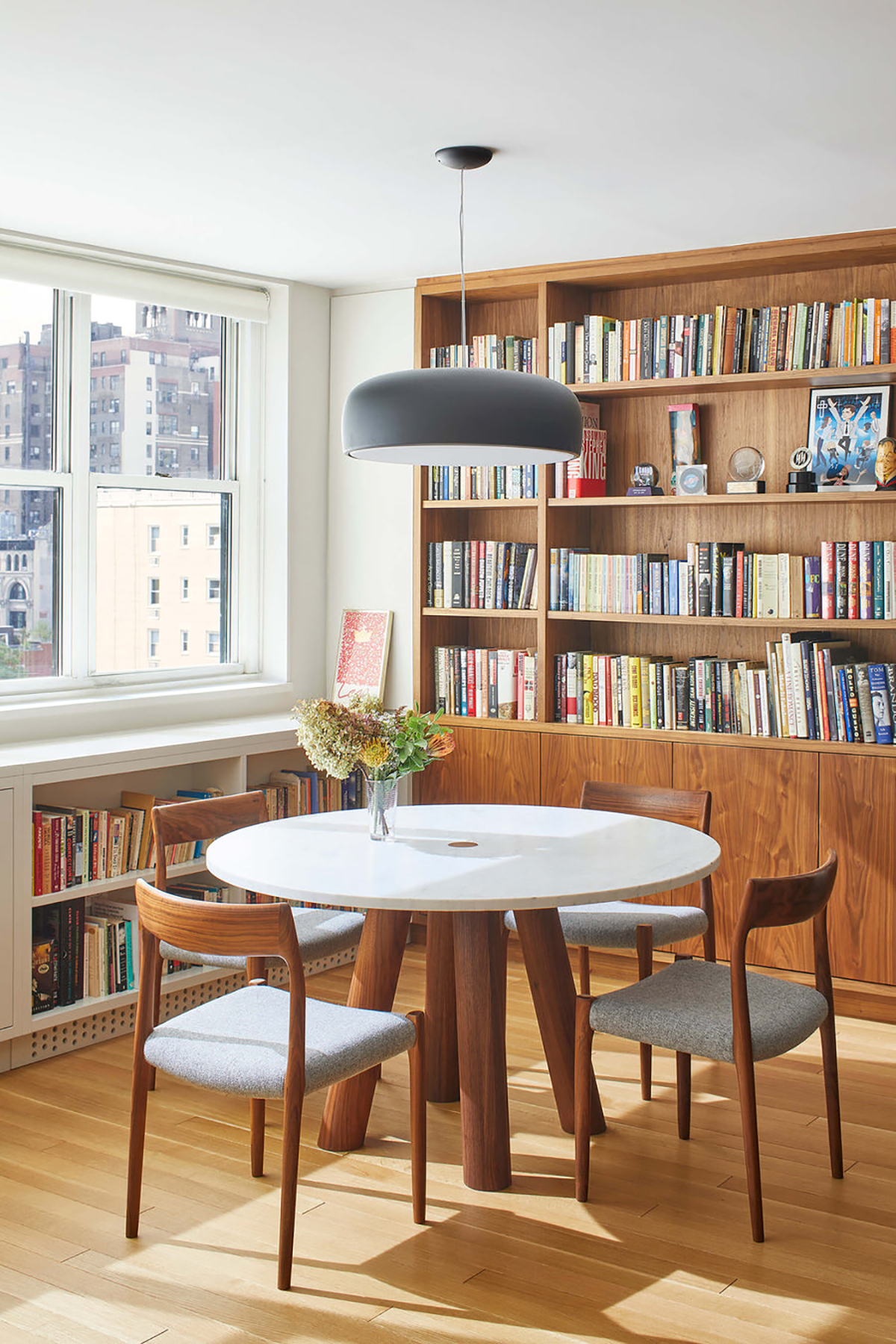 COLUMN DINING TABLE - ANGLED LEG/ ROUND STONE par Fort Standard