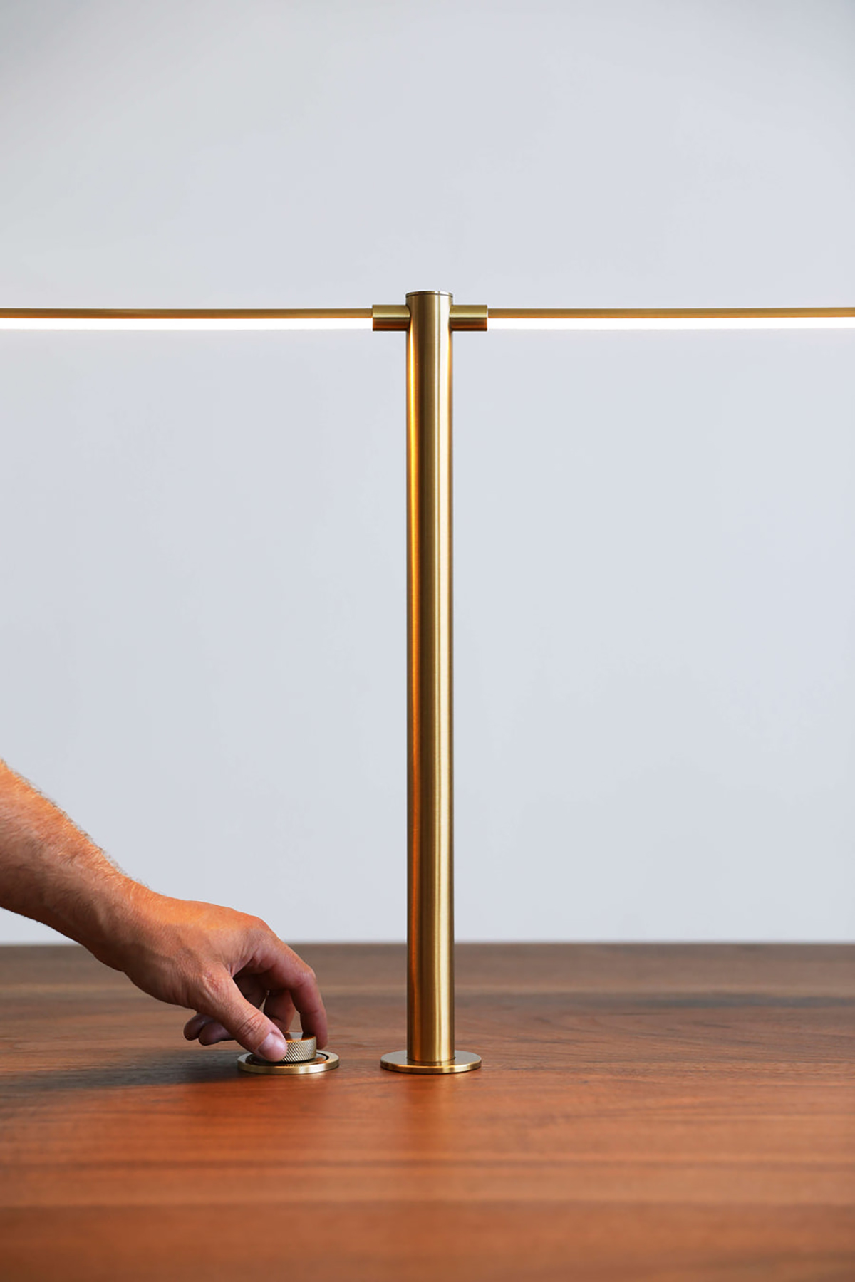 COLUMN WORK TABLE - ANGLED LEG/ DESK par Fort Standard