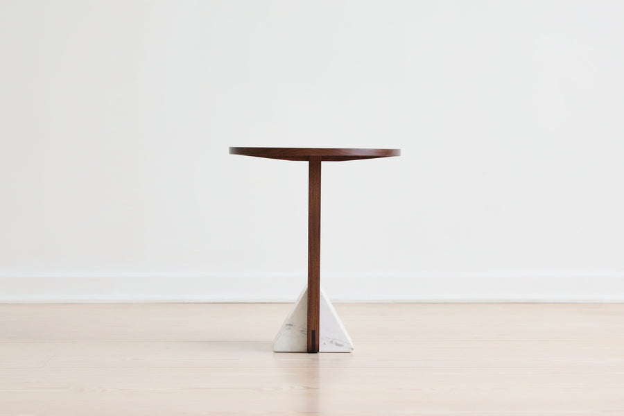 FOUNDATION SIDE TABLE - TRIANGLE par Fort Standard