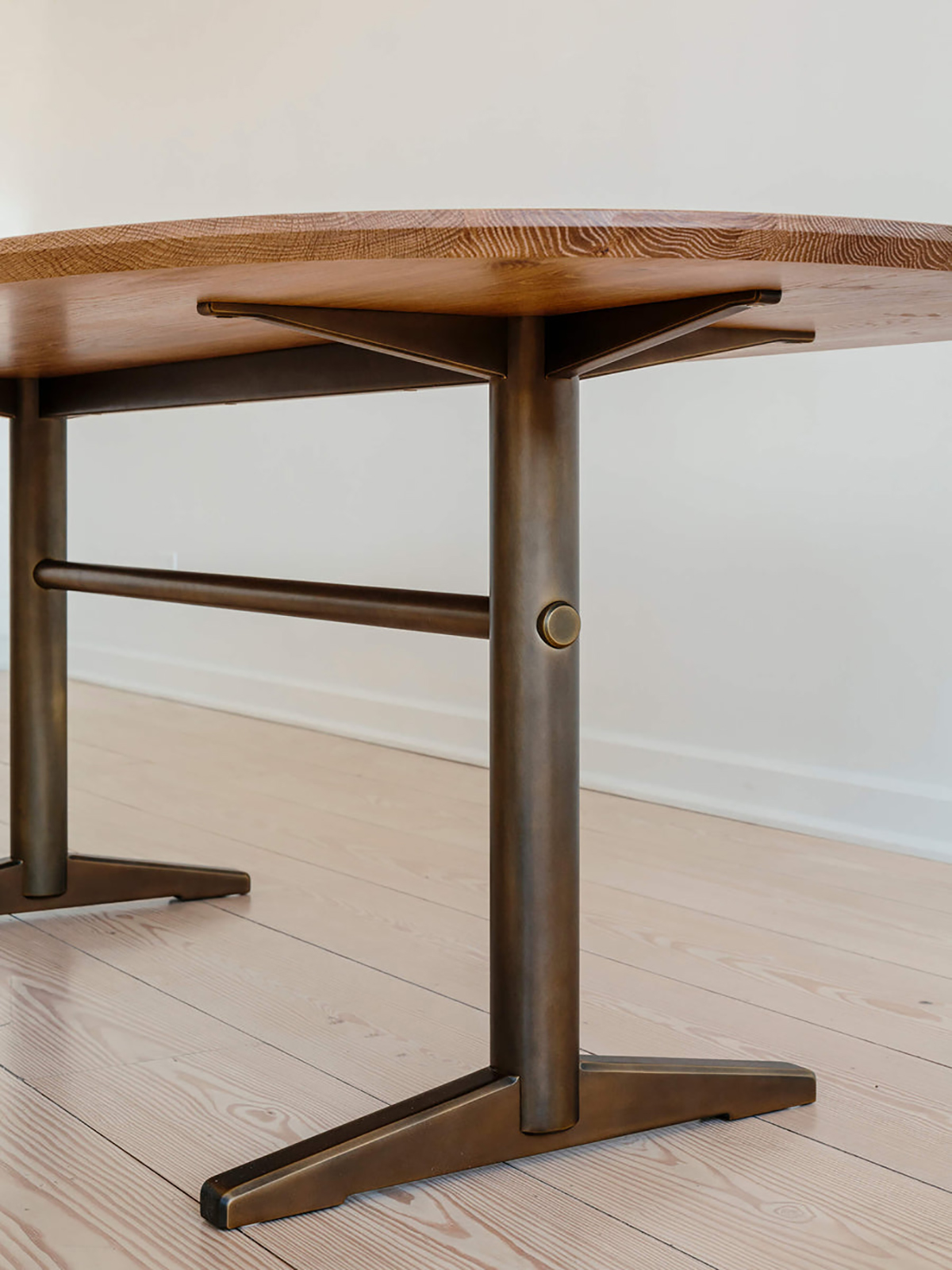 PILLAR DINING TABLE - RACETRACK par Fort Standard