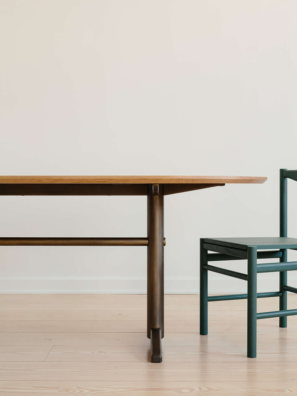 PILLAR DINING TABLE - RACETRACK par Fort Standard