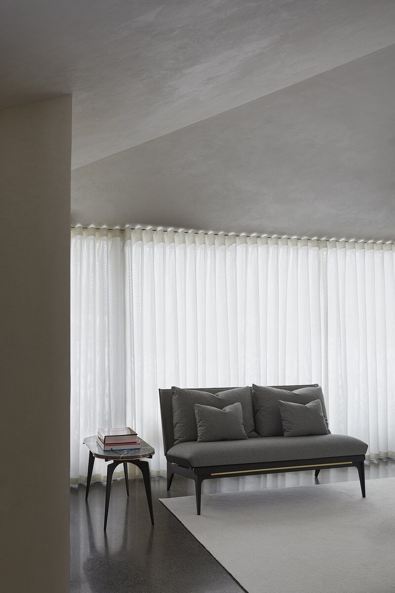 BOUDOIR LOVESEAT par Gabriel Scott