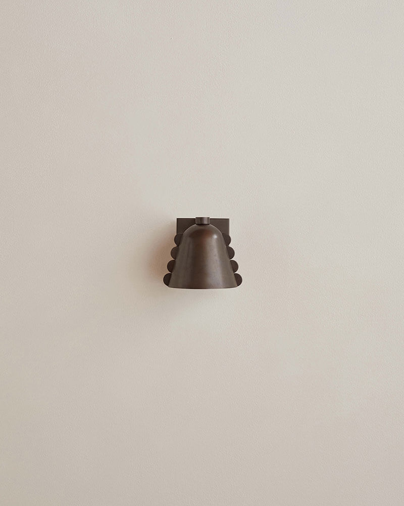 BRASS CALLA SCONCE, SMALL par IN COMMON WITH