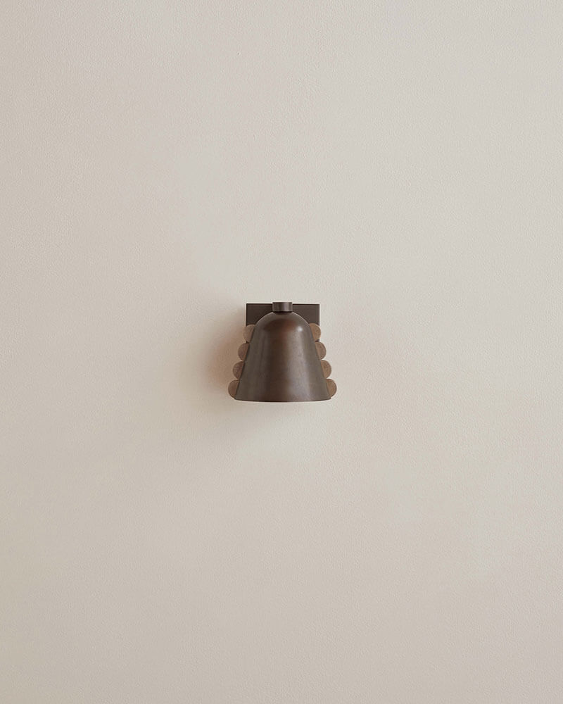 BRASS CALLA SCONCE, SMALL par IN COMMON WITH