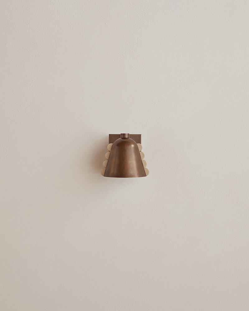 BRASS CALLA SCONCE, SMALL par IN COMMON WITH