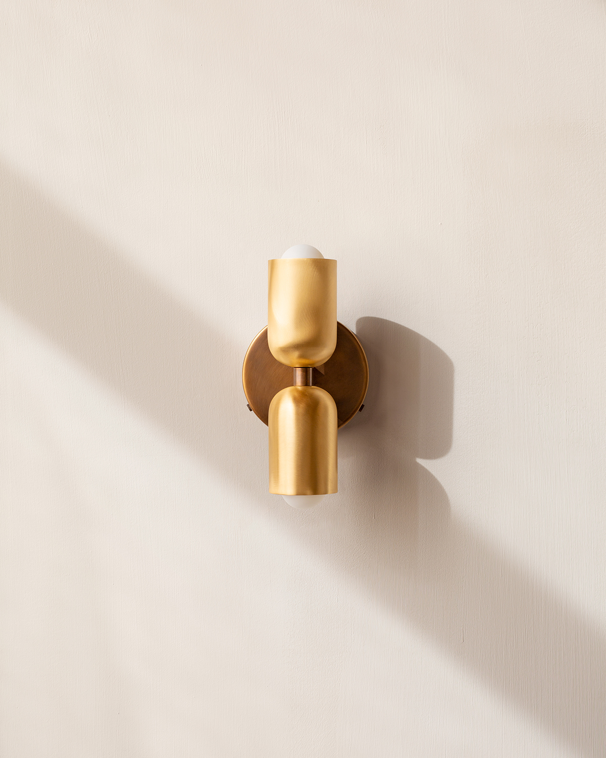 BRASS UP DOWN SCONCE par IN COMMON WITH